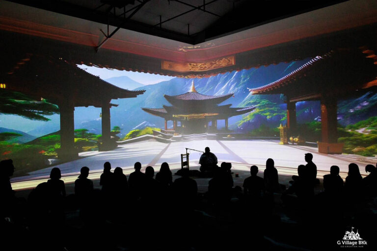 ภาพศาลาและภูเขาฉายเต็มผนังในงานที่ The Circus Studio