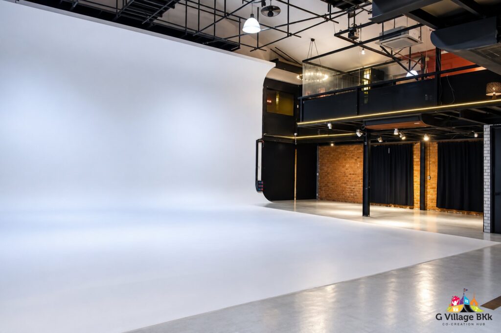 พื้นที่ฉากขาวของ The Circus Studio พร้อมเพดานสูงและโซนชั้นบน