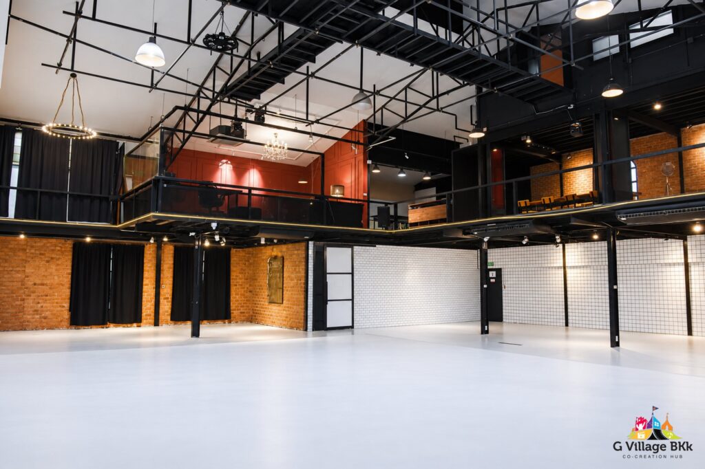 มุมกว้าง The Circus Studio เห็นพื้นโล่ง โครงเพดานและพื้นที่ชั้น 2