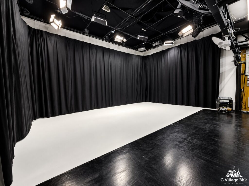 ม่านดำที่ล้อมพื้นที่ฉากขาวภายใน The Stage Studio