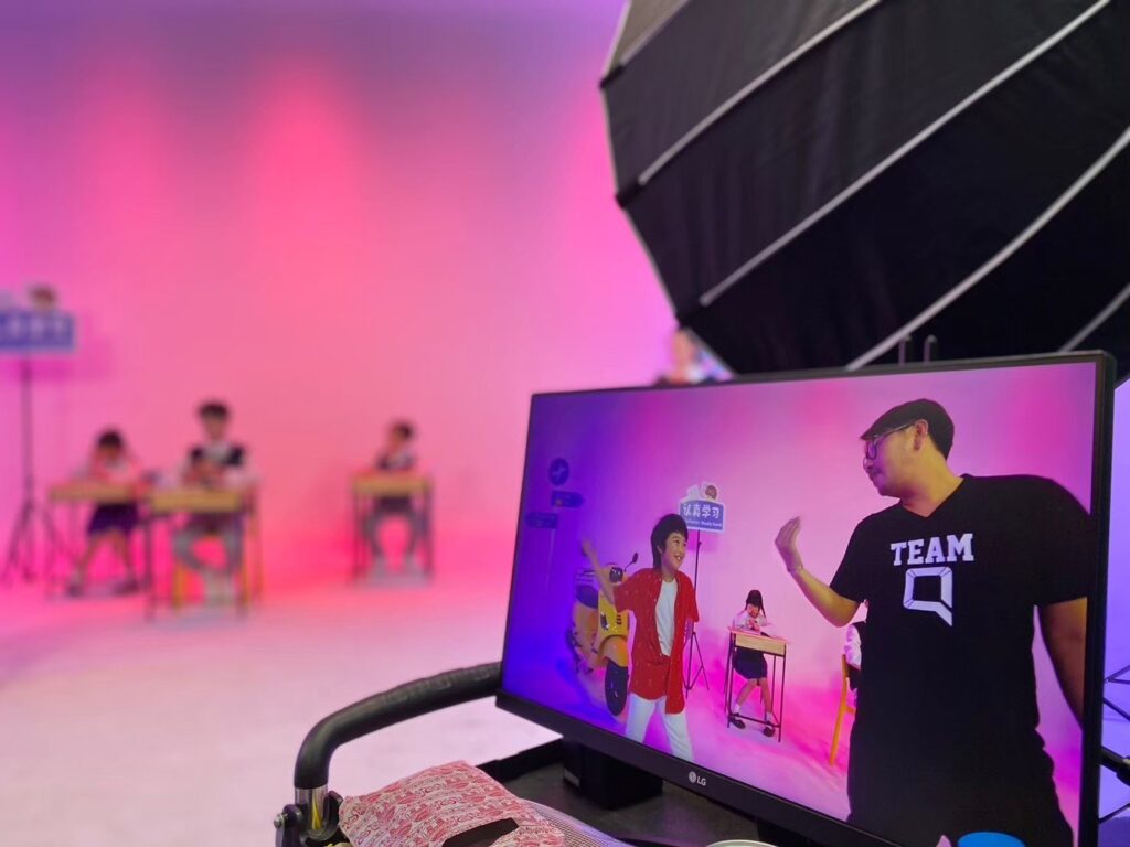 มอนิเตอร์กองถ่ายด้านหน้าเซ็ตโทนชมพูใน The Stage Studio