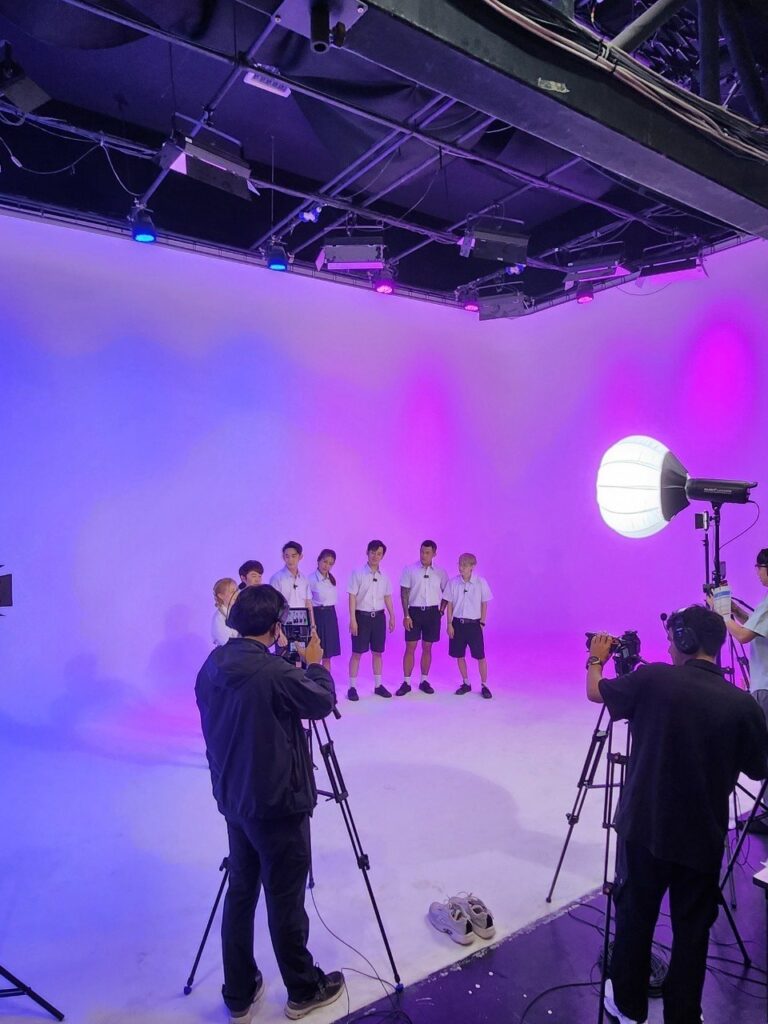 กล้อง ไฟ และทีมงานในฉากสีม่วงของ The Stage Studio