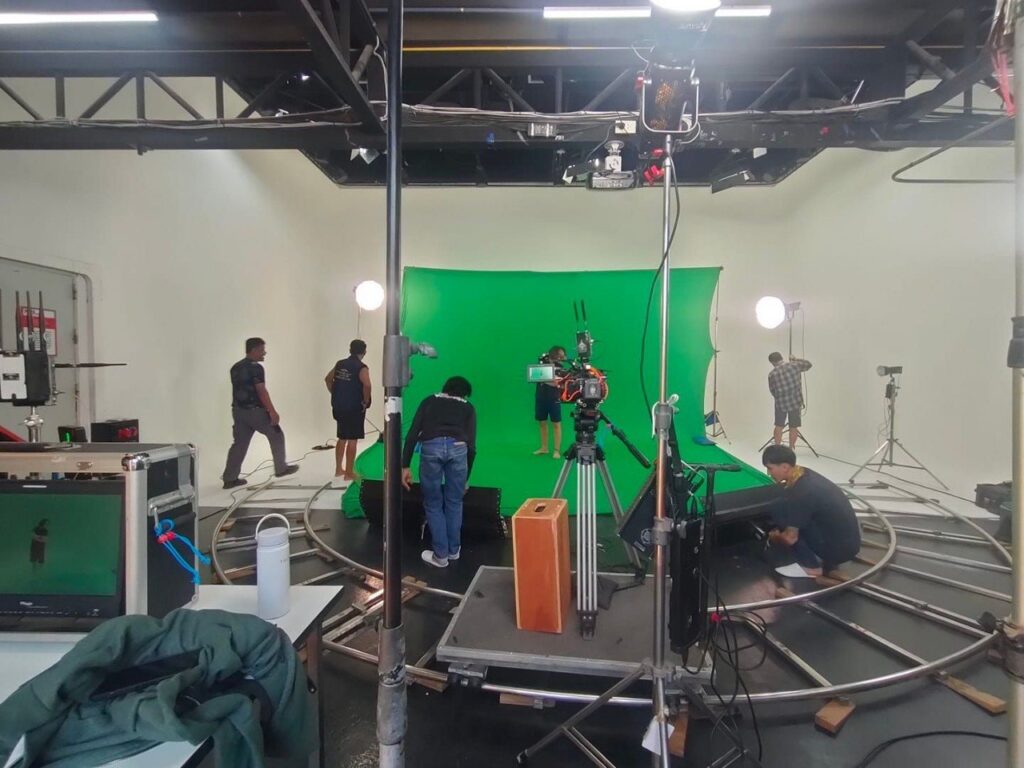 กองถ่ายตั้งกรีนสกรีนและรางกล้องภายใน The Stage Studio