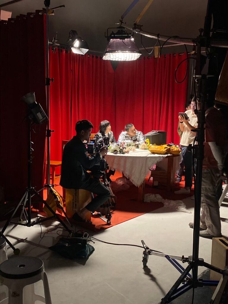 ทีมถ่ายทำบริเวณโต๊ะอาหารและฉากม่านแดงใน The Stage Studio