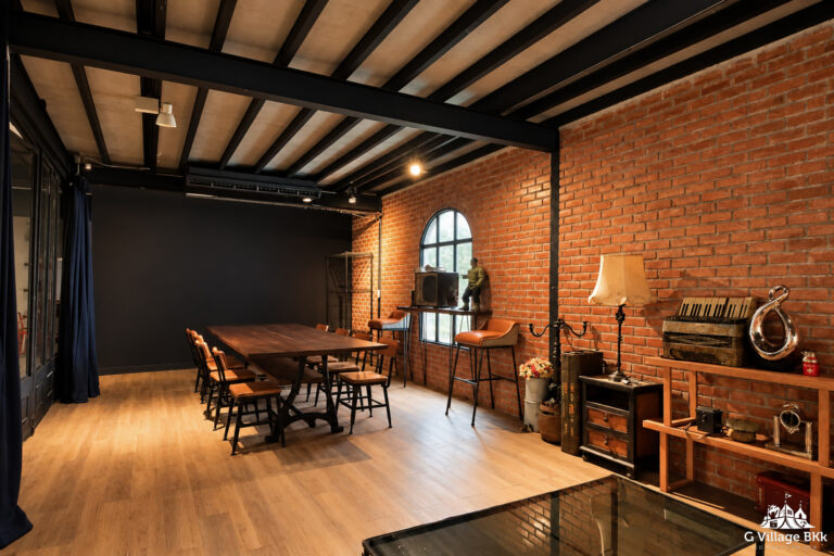 BRICK ZONE ผนังอิฐ โต๊ะไม้ยาว เก้าอี้ และโซฟาในห้องสไตล์ลอฟท์
