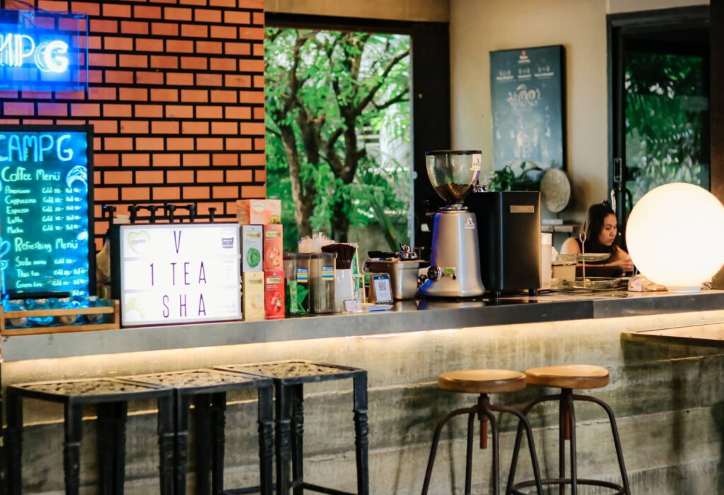 CAMP G CAFE เคาน์เตอร์คาเฟ่ ผนังอิฐ และเก้าอี้บาร์ ภายใน G Village BKk