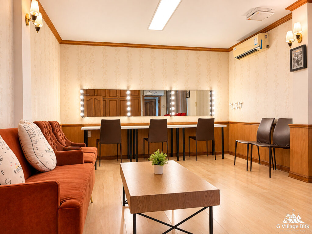 DRESSING ROOM กระจกแต่งหน้าพร้อมไฟ เก้าอี้ โซฟาสีน้ำตาล และโต๊ะกลาง