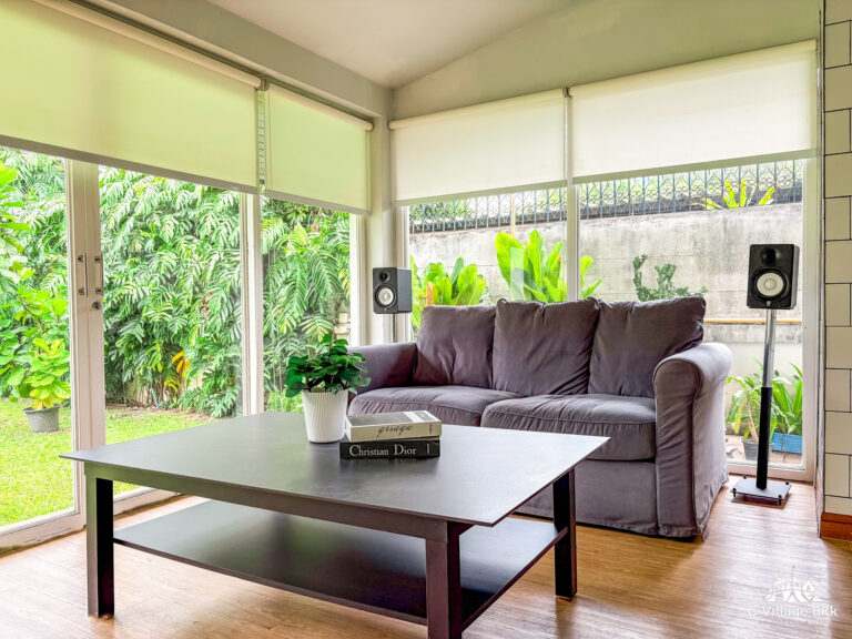 GLASS HOUSE มุมโซฟาและโต๊ะกลางติดกระจก มองเห็นสวนภายนอก