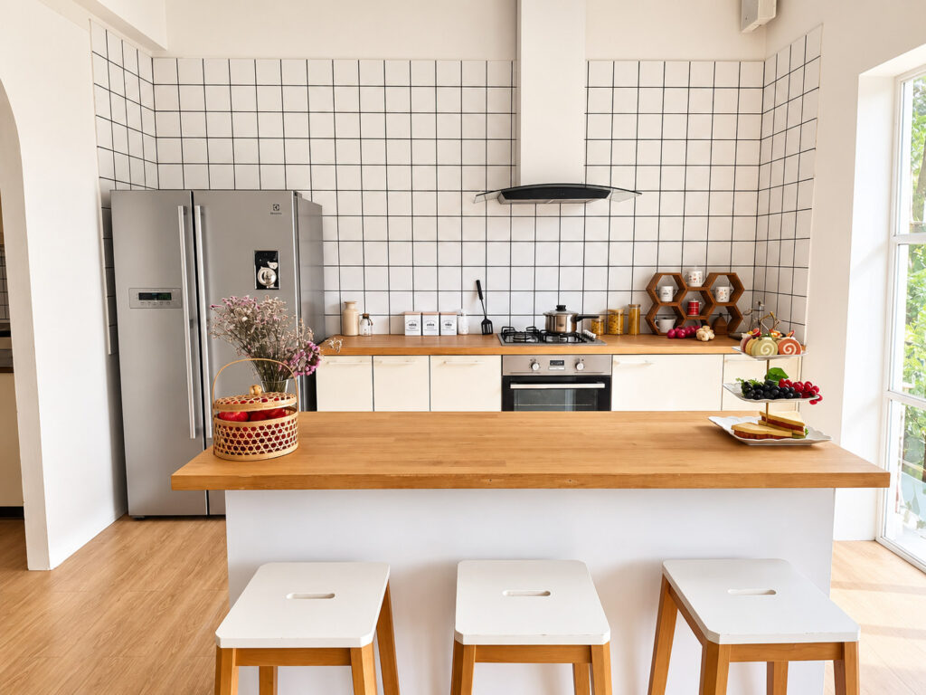 KITCHEN ZONE โต๊ะอาหารไม้และเคาน์เตอร์ครัวภายใน Life House Studio