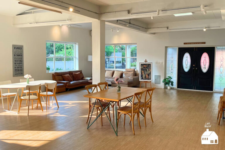 LIVING ROOM ห้องนั่งเล่นกว้าง มีโต๊ะ เก้าอี้ และโซฟา รับแสงจากหน้าต่างใน Life House Studio