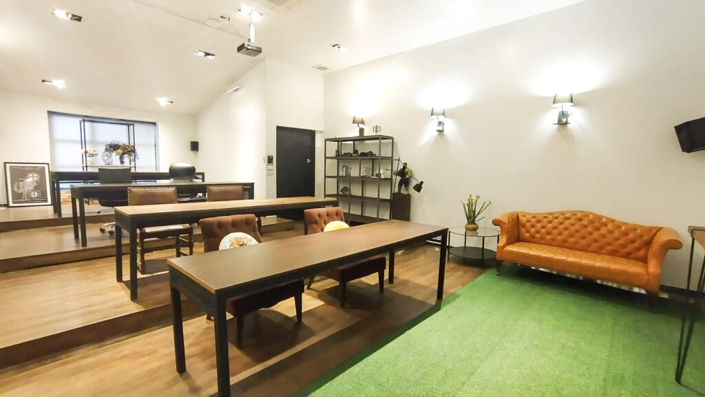 LOFT CLASSROOM โต๊ะ เก้าอี้ และโซฟาในพื้นที่ห้องเรียนสไตล์ลอฟท์