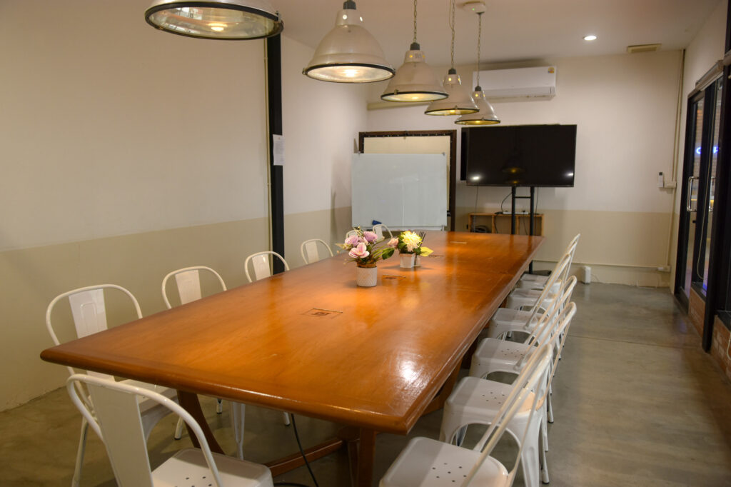 LONG TABLE ห้องประชุมพร้อมโต๊ะยาว เก้าอี้ และจอทีวี