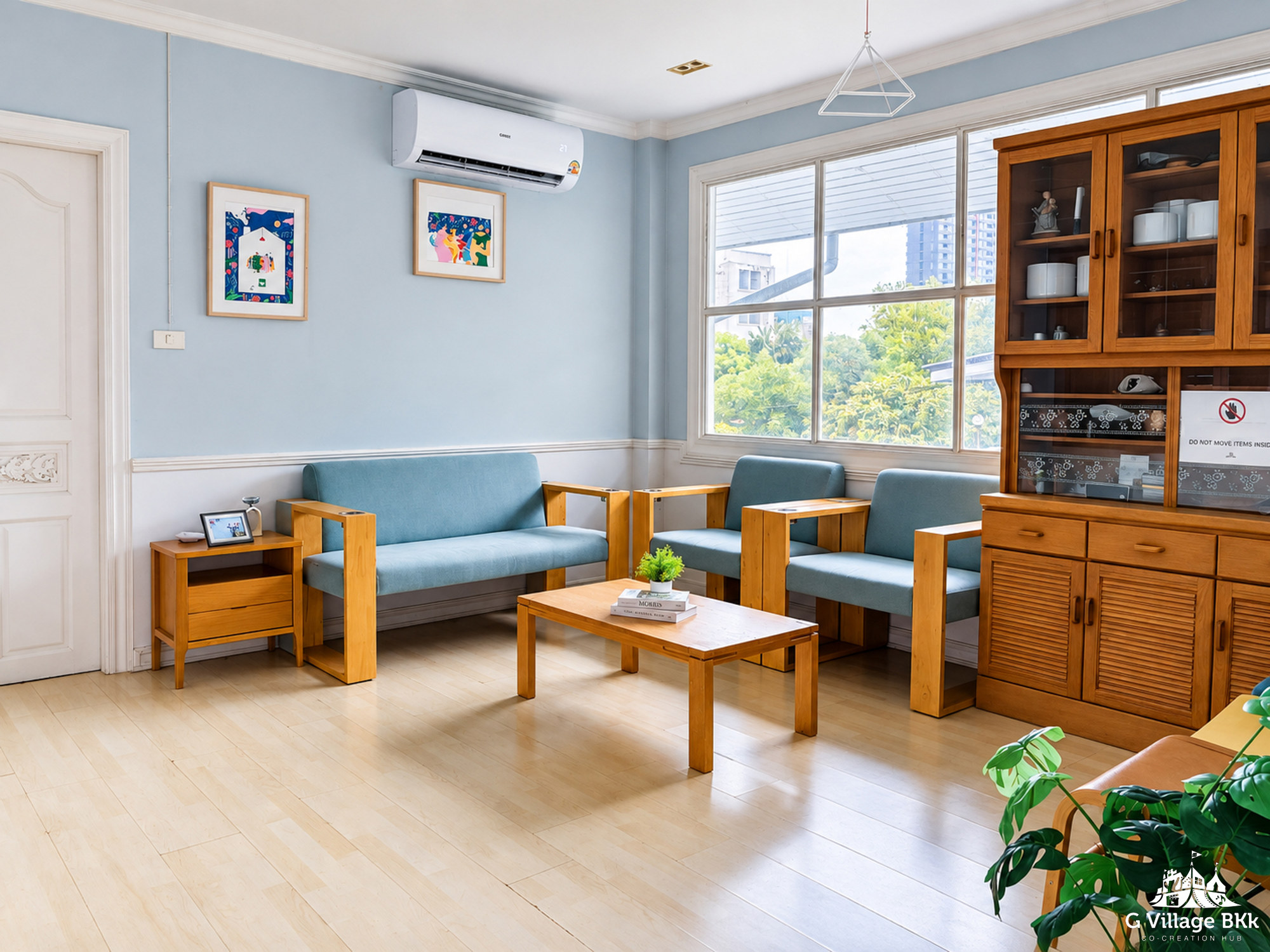 NOSTALGIA NOOK มุมผนังสีพาสเทล ประตูสีขาว และหน้าต่างไม้ใน Life House Studio
