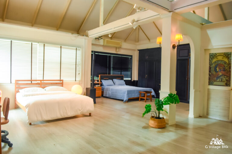 SERENE BEDROOM ห้องนอนเพดานสูงพร้อมเตียง มุมนั่งเล่น และแสงจากหน้าต่าง