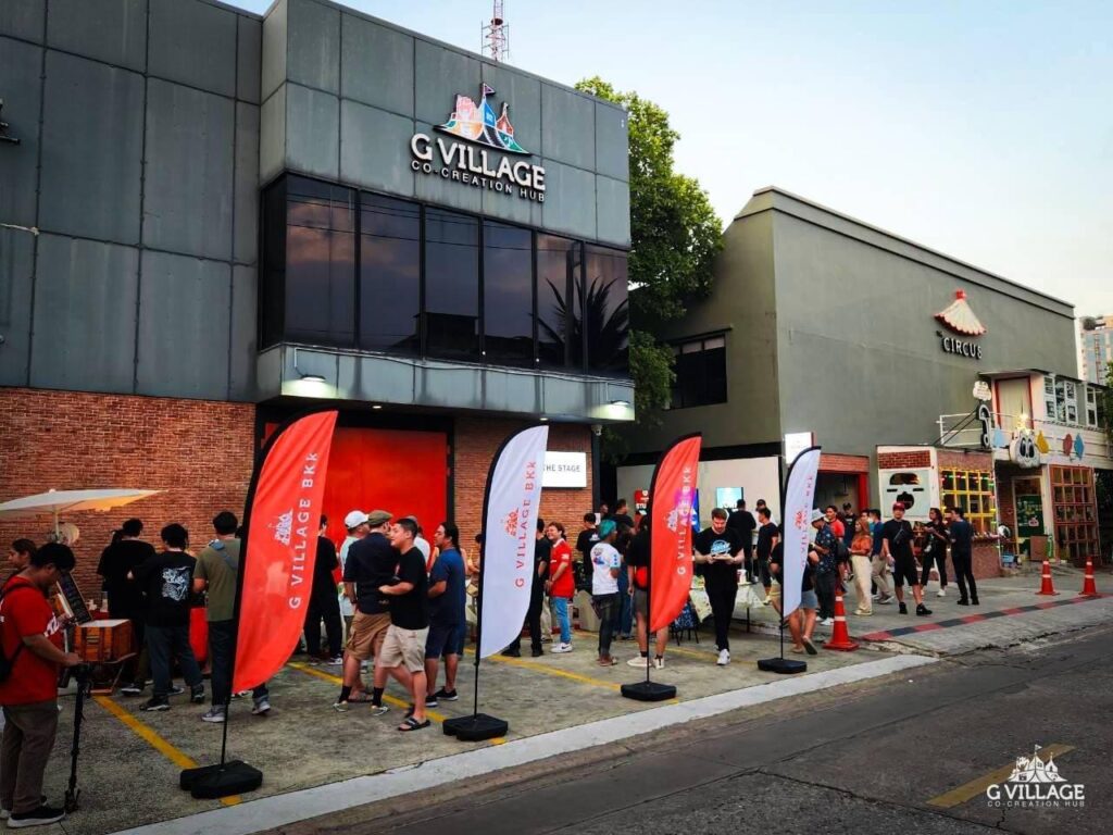 ผู้ร่วมกิจกรรมยืนพบปะบริเวณด้านหน้าอาคาร G Village