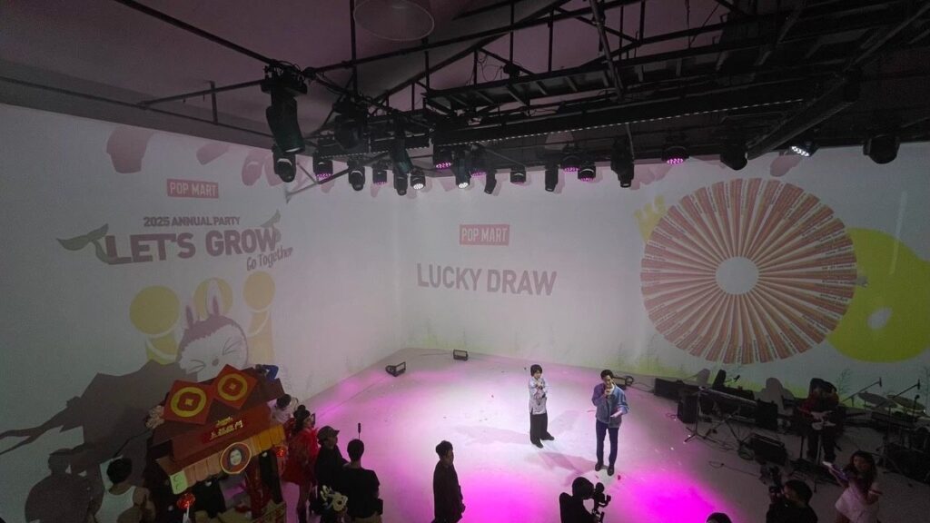 เวทีกิจกรรมจับรางวัลภายในงานบริษัทพร้อมผู้ร่วมงาน