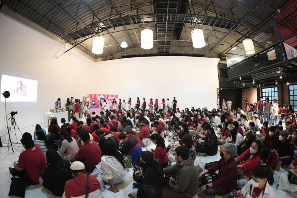 ผู้ร่วมงานและแถวที่นั่งภายในฮอลล์จัดกิจกรรม