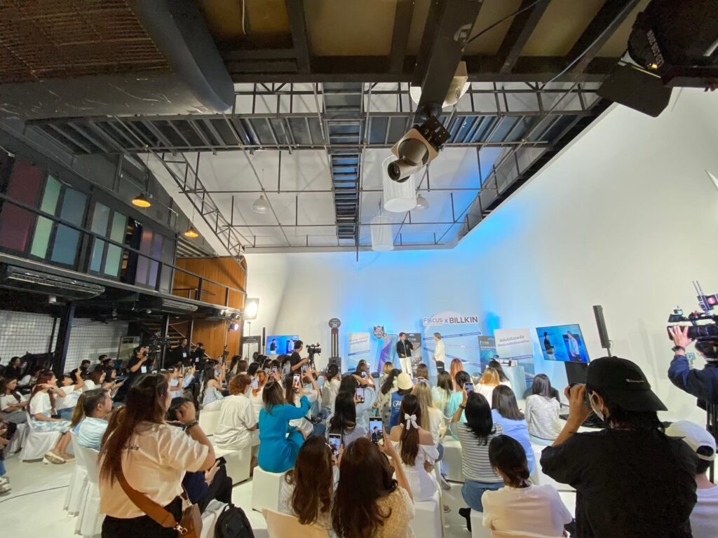 ผู้ชมหน้าเวทีระหว่างกิจกรรมแฟนมีตในสตูดิโอ