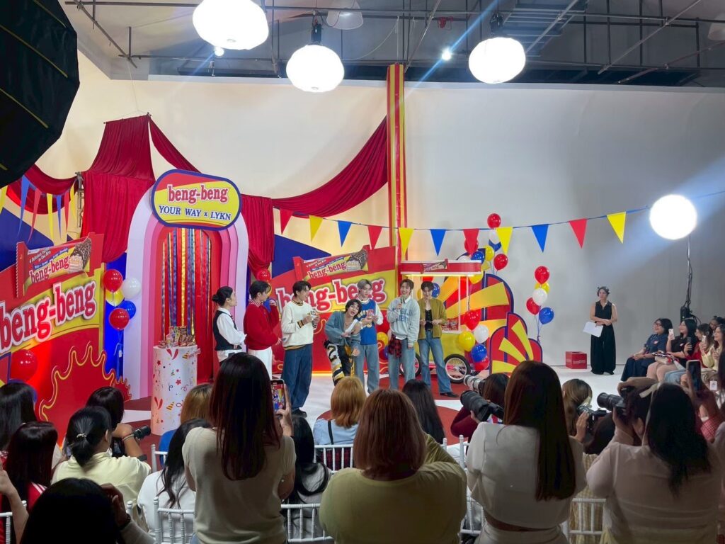 เซ็ตกิจกรรมสีแดงเหลืองพร้อมเวทีและผู้ร่วมงานในสตูดิโอ