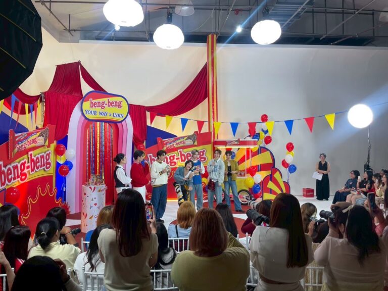 เซ็ตกิจกรรมสีแดงเหลืองพร้อมเวทีและผู้ร่วมงานในสตูดิโอ