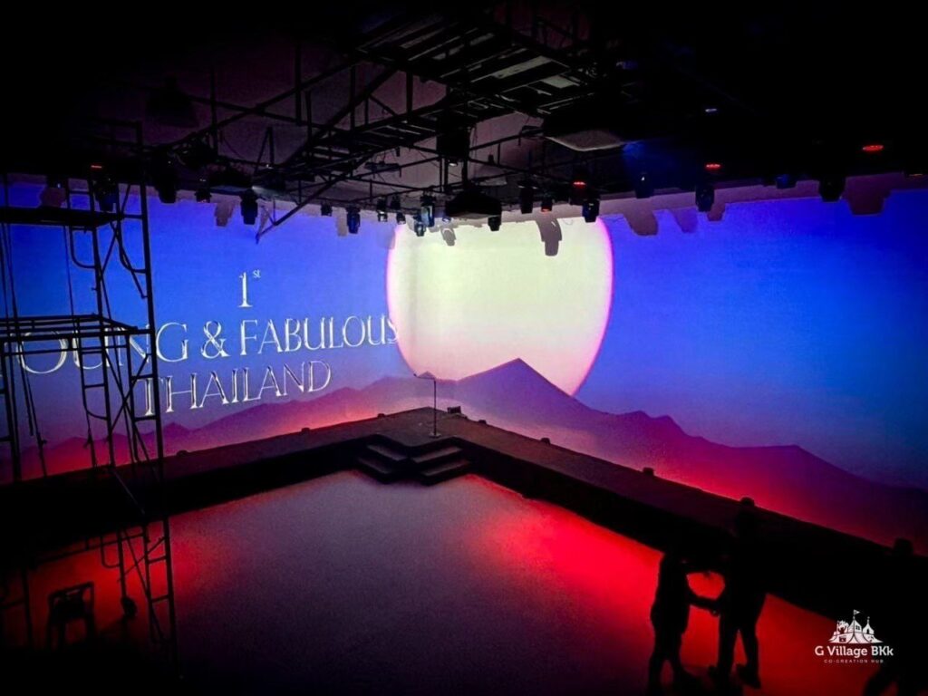 พื้นที่เวทีพร้อมภาพฉายพระจันทร์และภูเขาโทนน้ำเงินชมพู