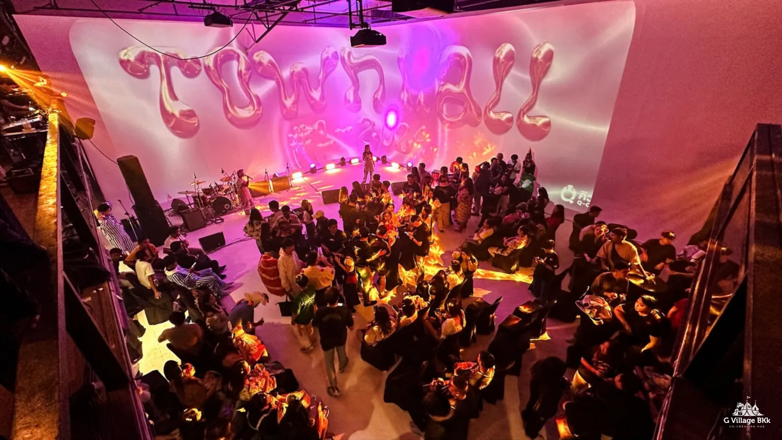 งานปาร์ตี้ปีใหม่บริษัทช่วงค่ำพร้อมภาพฉาย Immersive