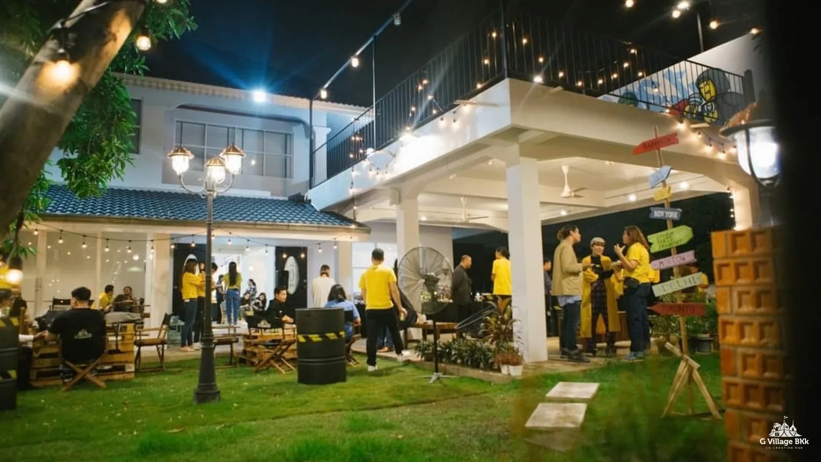 งานเลี้ยงหัวค่ำบนสนามหญ้า Life House ไฟสตริง