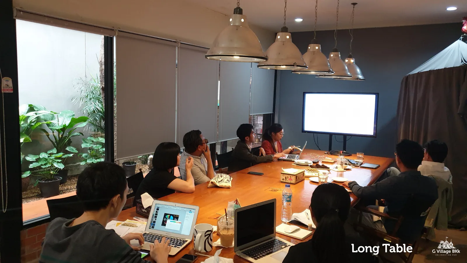 ห้องประชุม Long Table โต๊ะยาวพร้อมจอทีวี