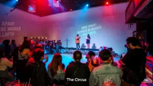 Town Hall บนเวทีใน The Circus พื้นที่หลักชั้น 1