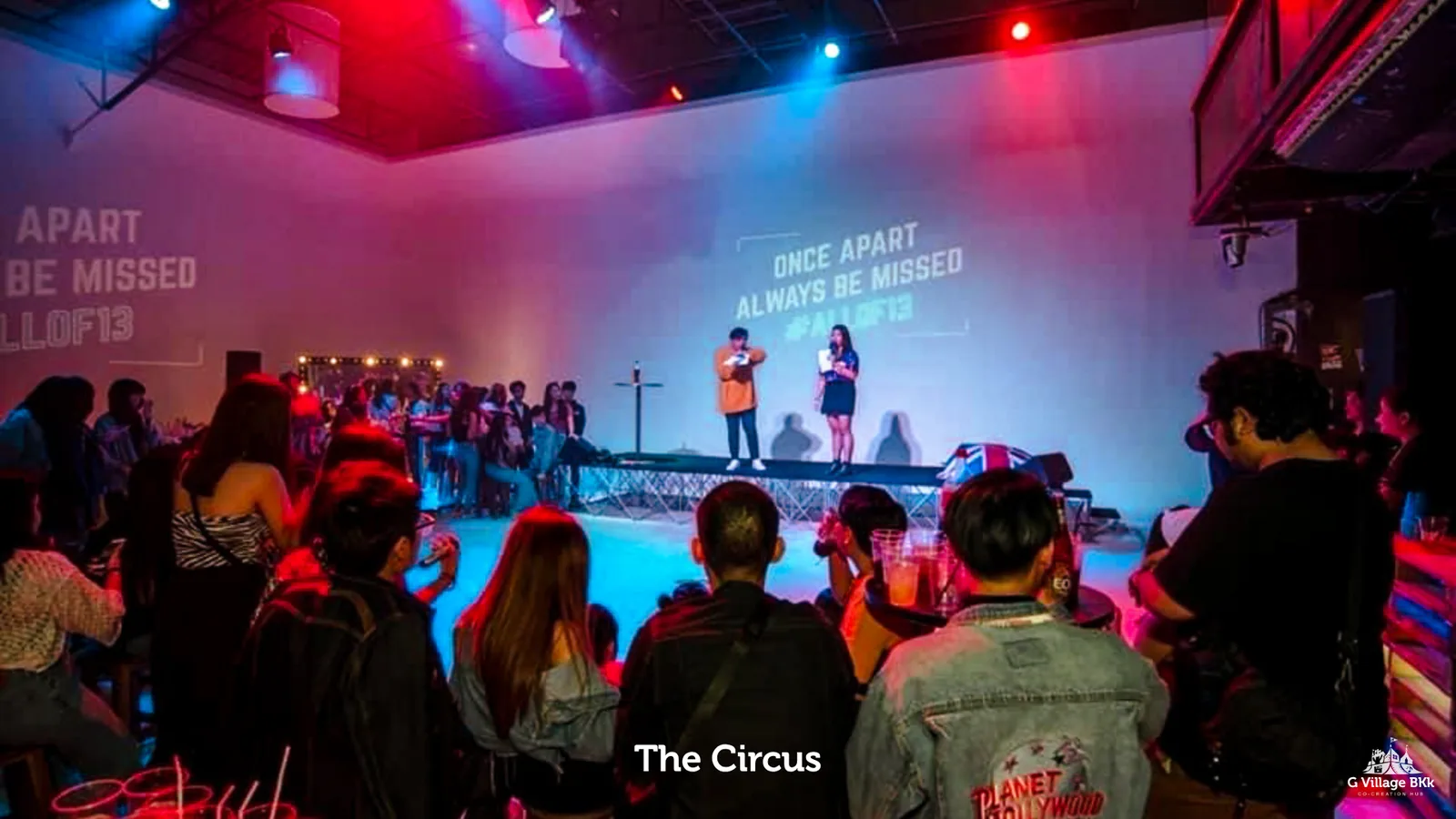 Town Hall บนเวทีใน The Circus พื้นที่หลักชั้น 1