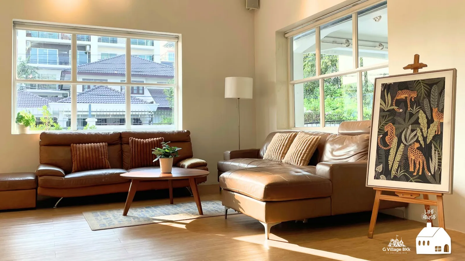 Living Room ห้องนั่งเล่นโซฟาโทนอุ่นใน Life House