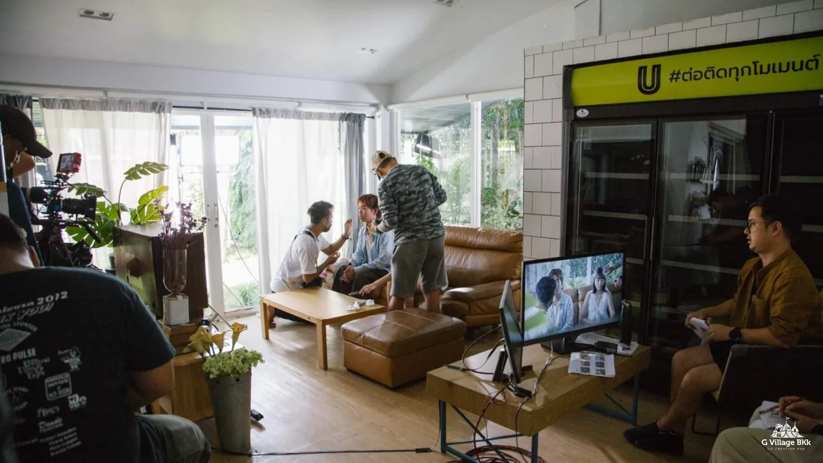 Glass House มุมรับแขกกระจกบานใหญ่ขณะถ่ายทำ
