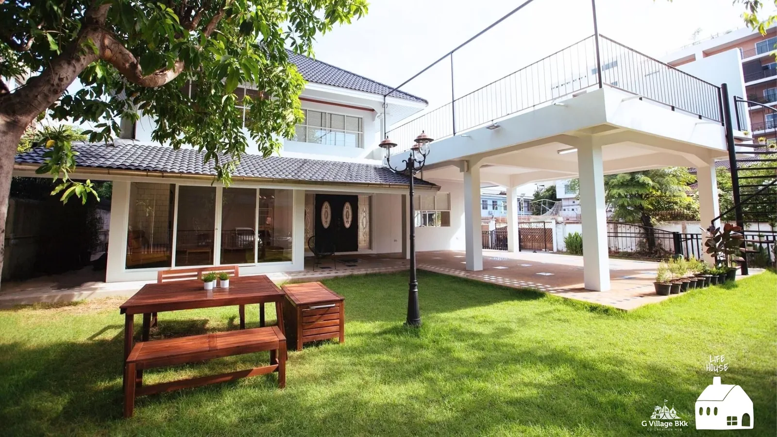 สนามหญ้าและตัวบ้าน Life House G Village