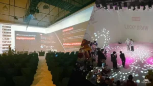 งาน Town Hall บริษัทใน The Circus พร้อมภาพฉายบนผนัง